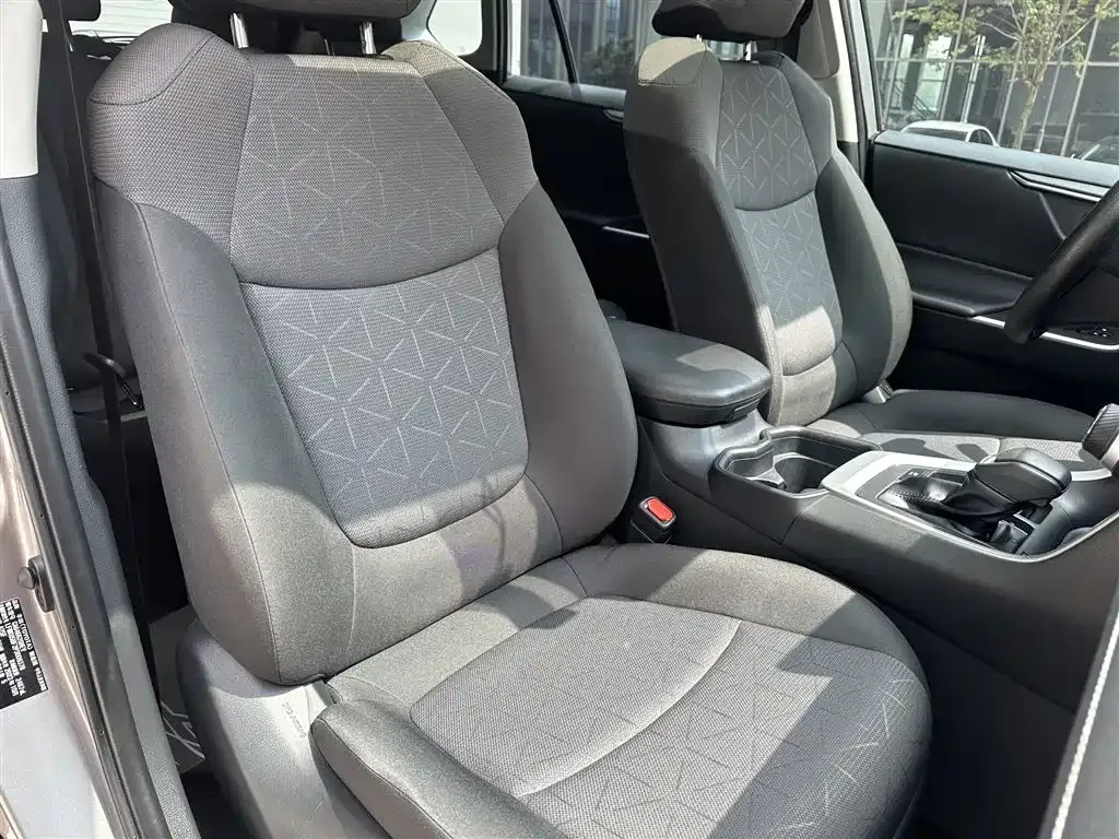 Toyota RAV4 — фото 7