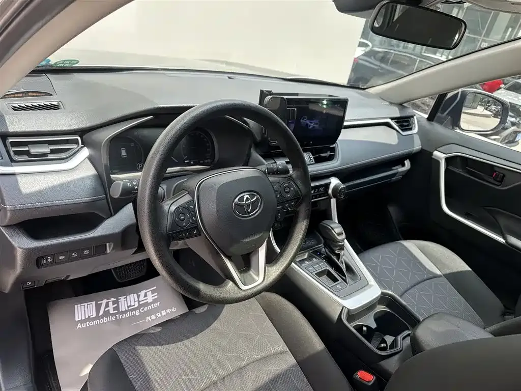 Toyota RAV4 — фото 6