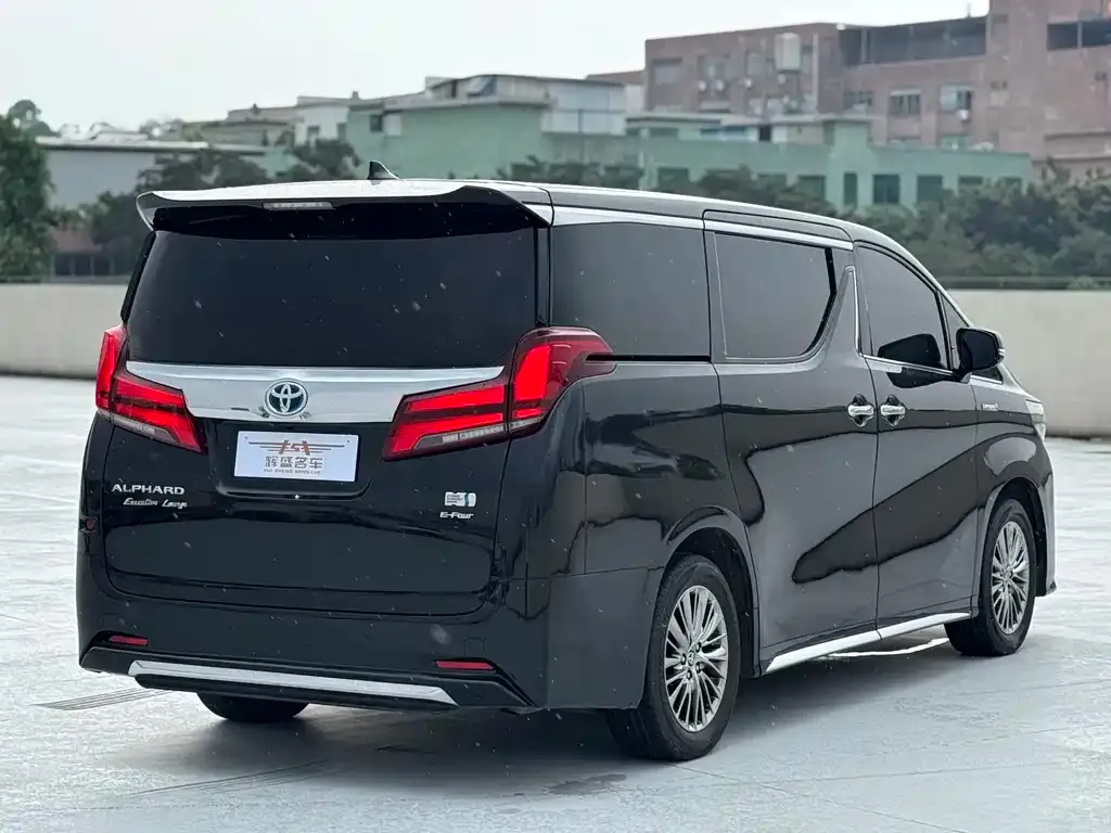Toyota Alphard — фото 9
