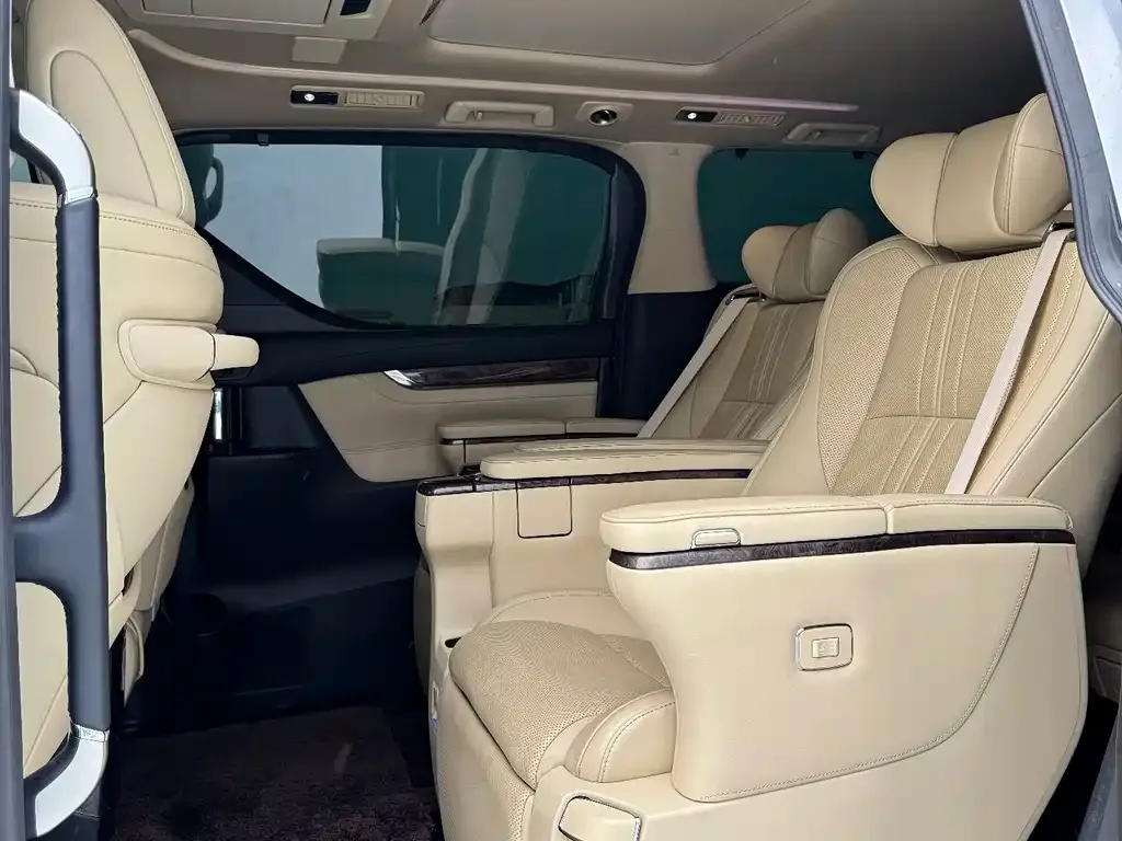 Toyota Alphard — фото 2