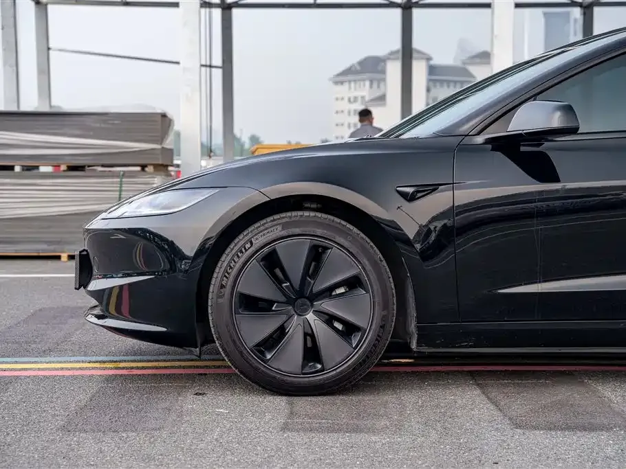 Tesla Model 3 — фото 4