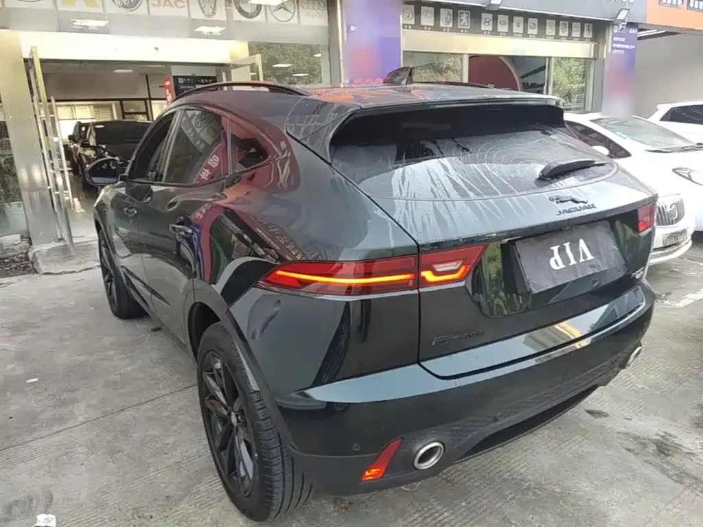 Jaguar E-PACE — фото 10
