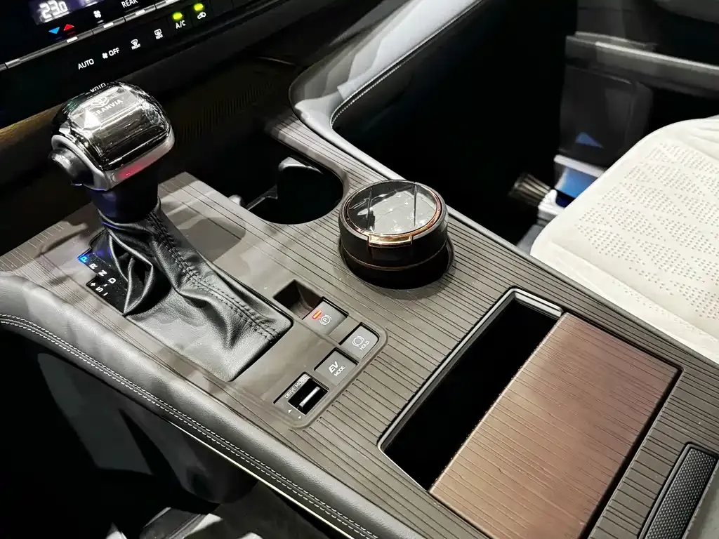 Toyota Granvia — фото 5