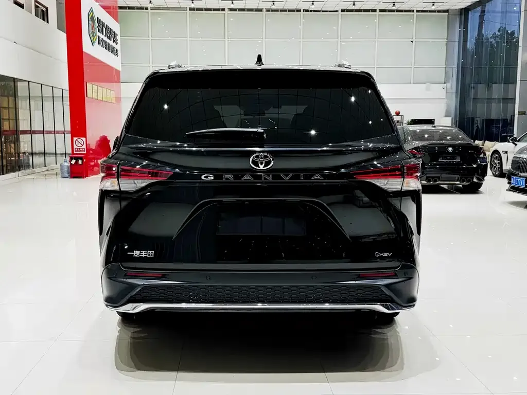 Toyota Granvia — фото 2