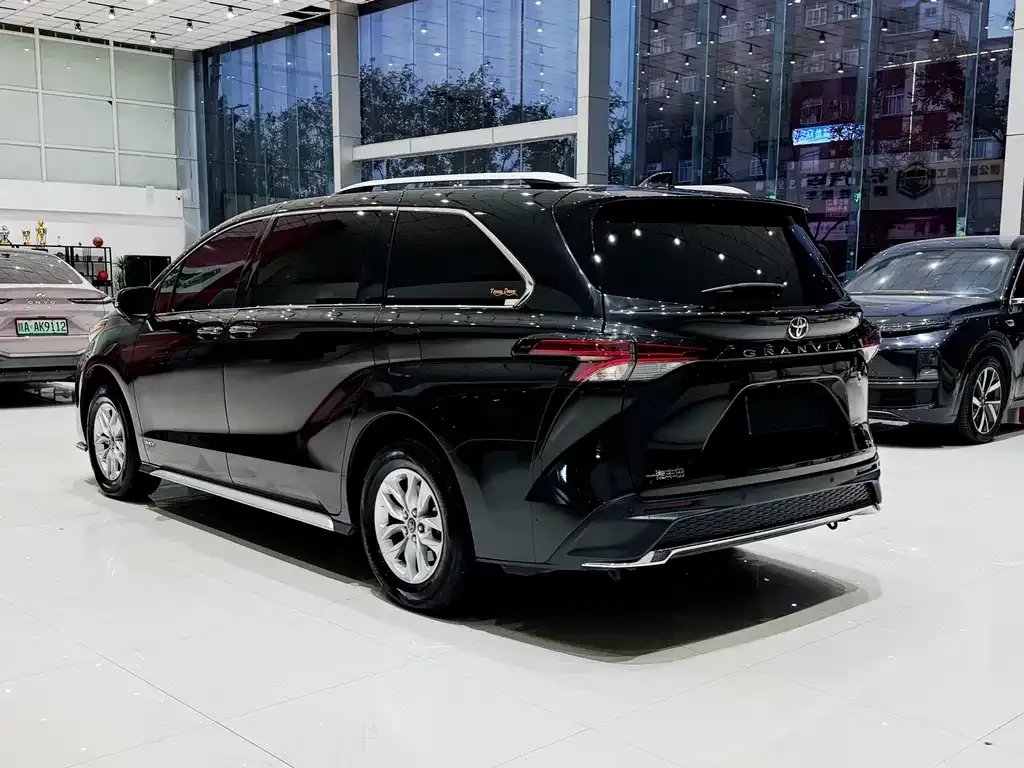Toyota Granvia — фото 8