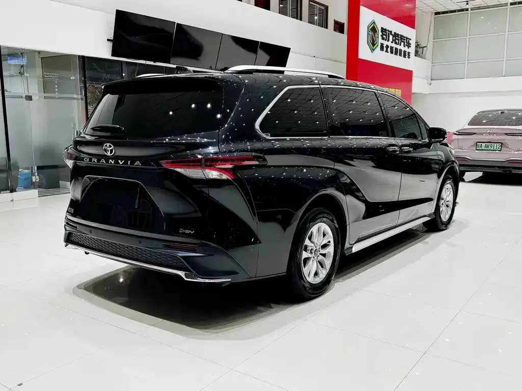 Toyota Granvia — фото 10