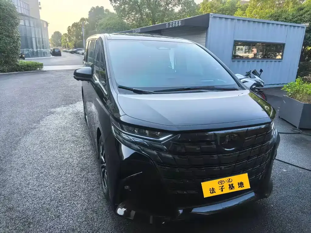 Toyota Alphard — фото 1