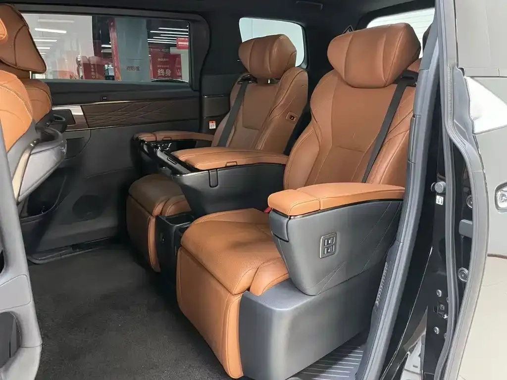 Toyota Alphard — фото 4