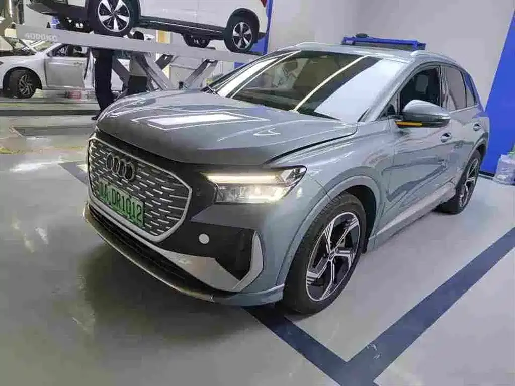 Audi Q4 e-tron — фото 1