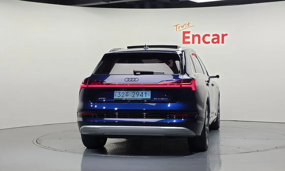 Audi e-tron — фото 4