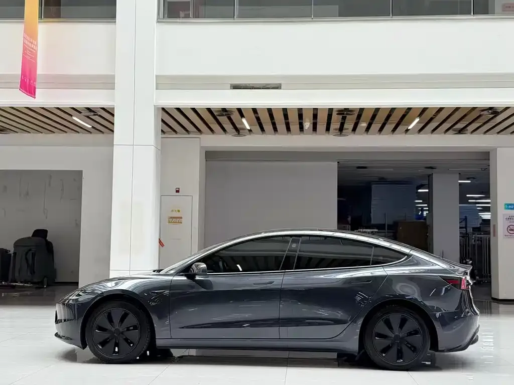 Tesla Model 3 — фото 10