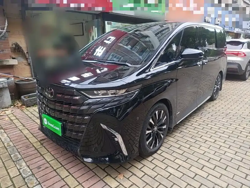 Toyota Alphard — фото 1