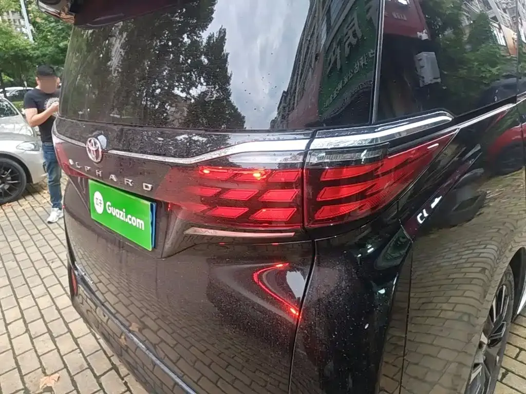 Toyota Alphard — фото 2