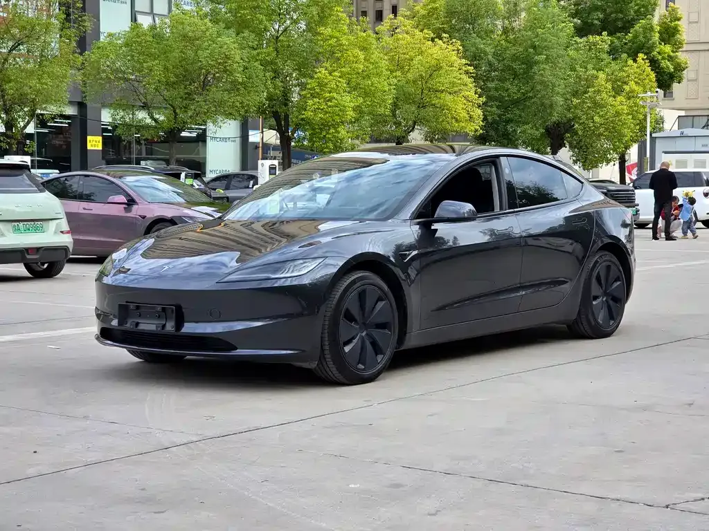 Tesla Model 3 — фото 1