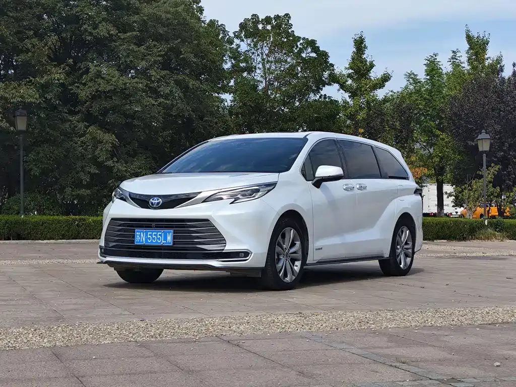 Toyota Sienna — фото 1