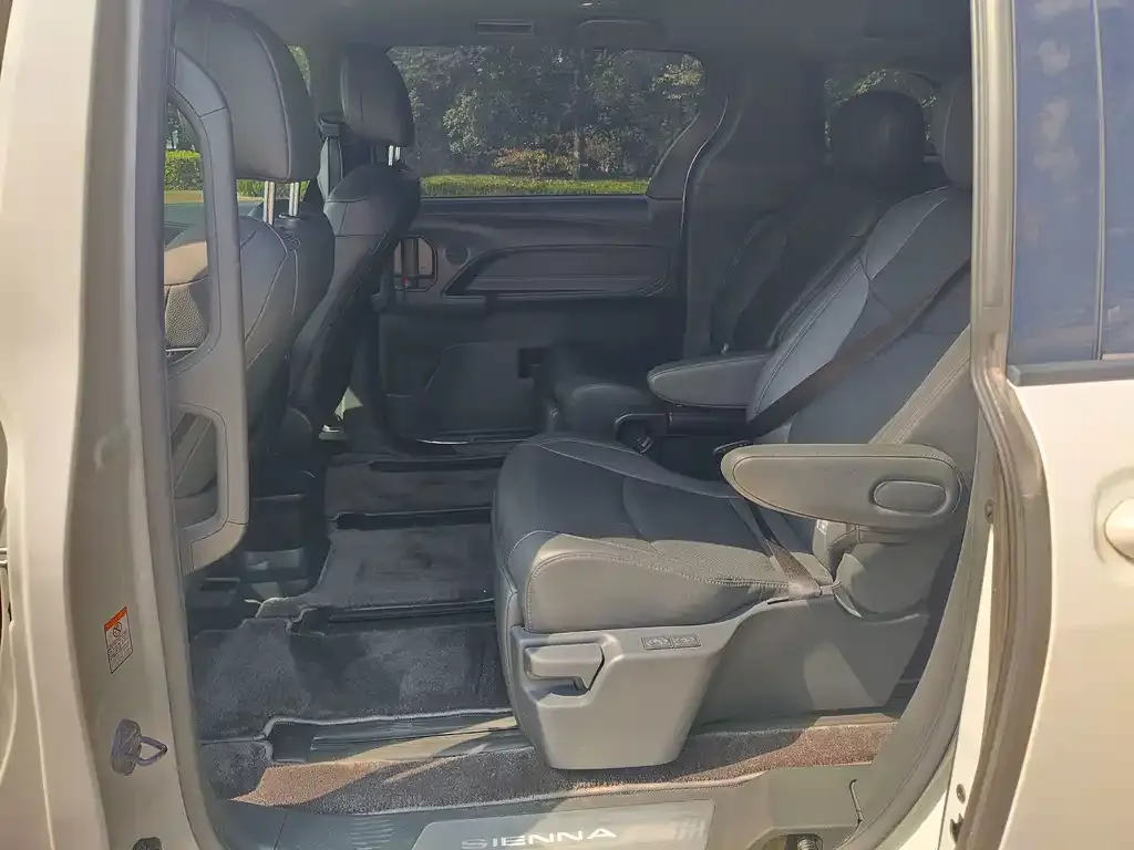 Toyota Sienna — фото 2