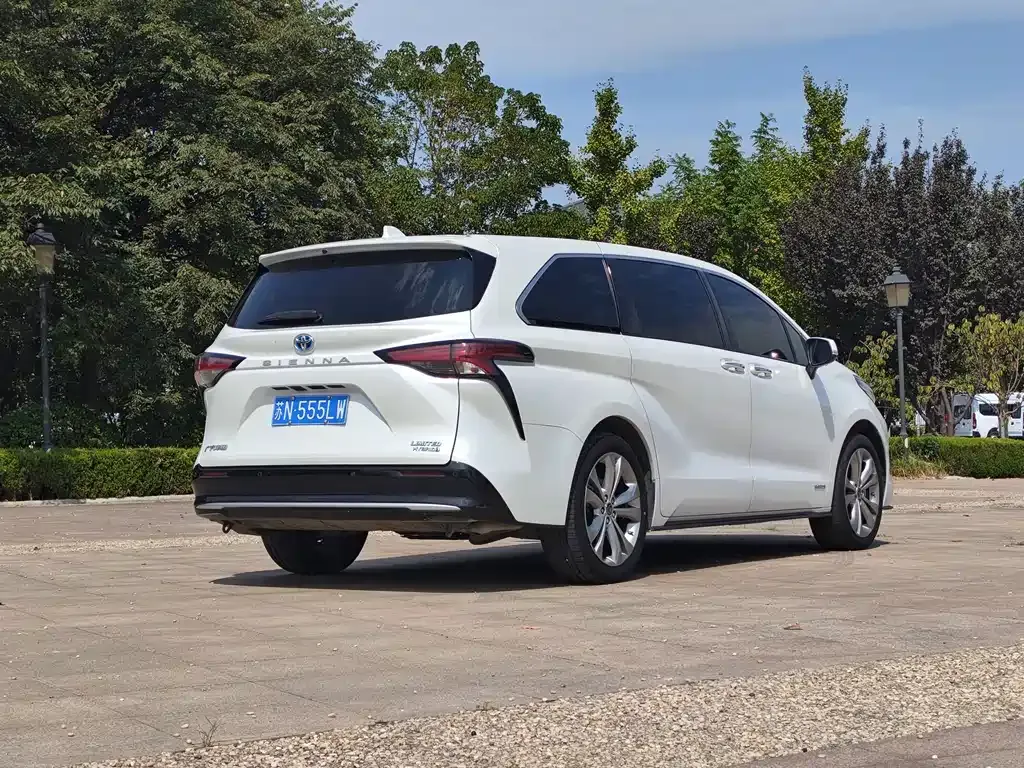 Toyota Sienna — фото 10