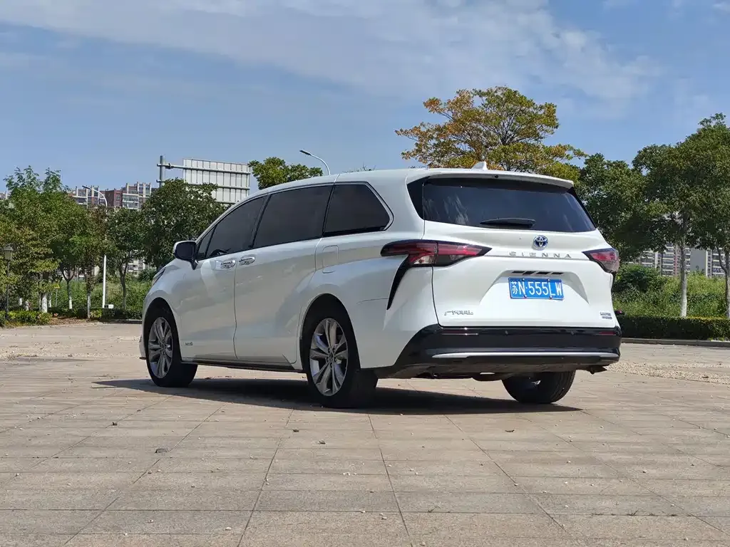 Toyota Sienna — фото 9