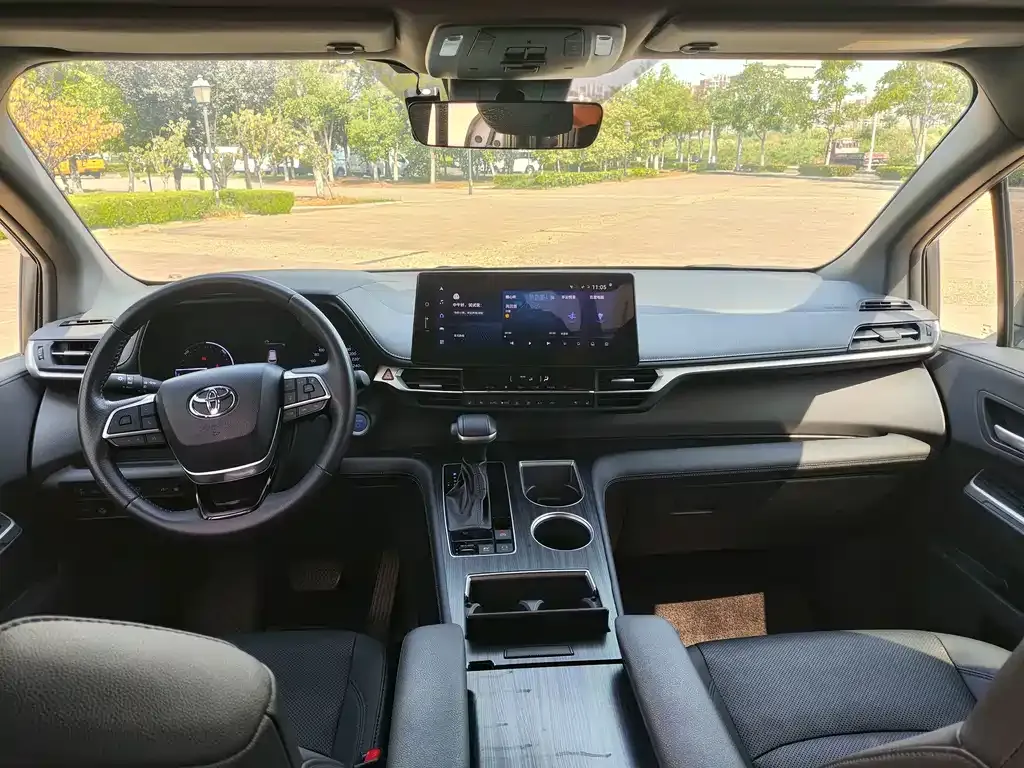Toyota Sienna — фото 7