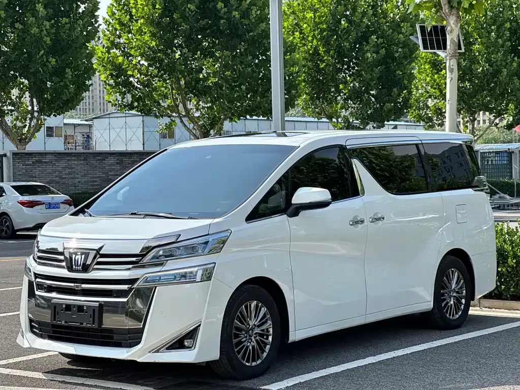 Toyota Vellfire — фото 1