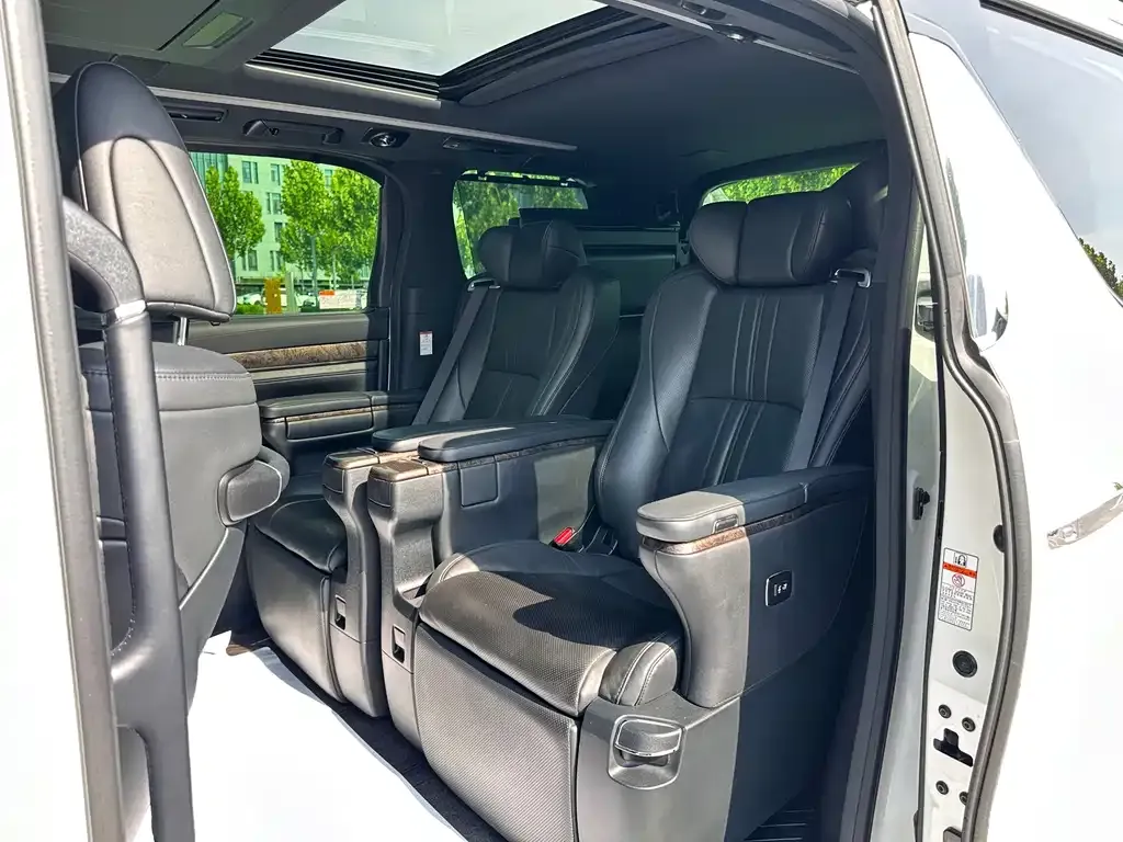 Toyota Vellfire — фото 2