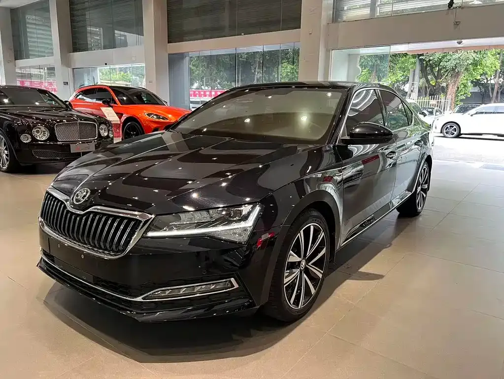 Skoda Superb — фото 1