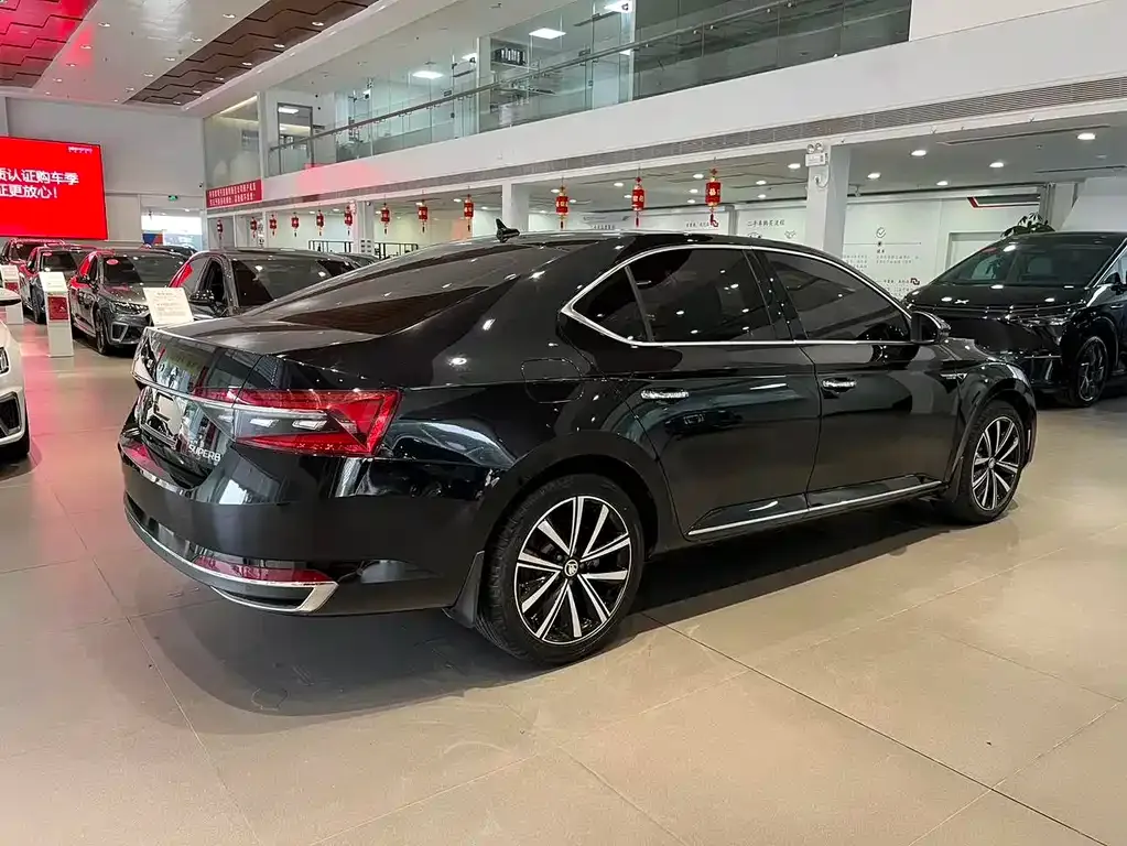 Skoda Superb — фото 8