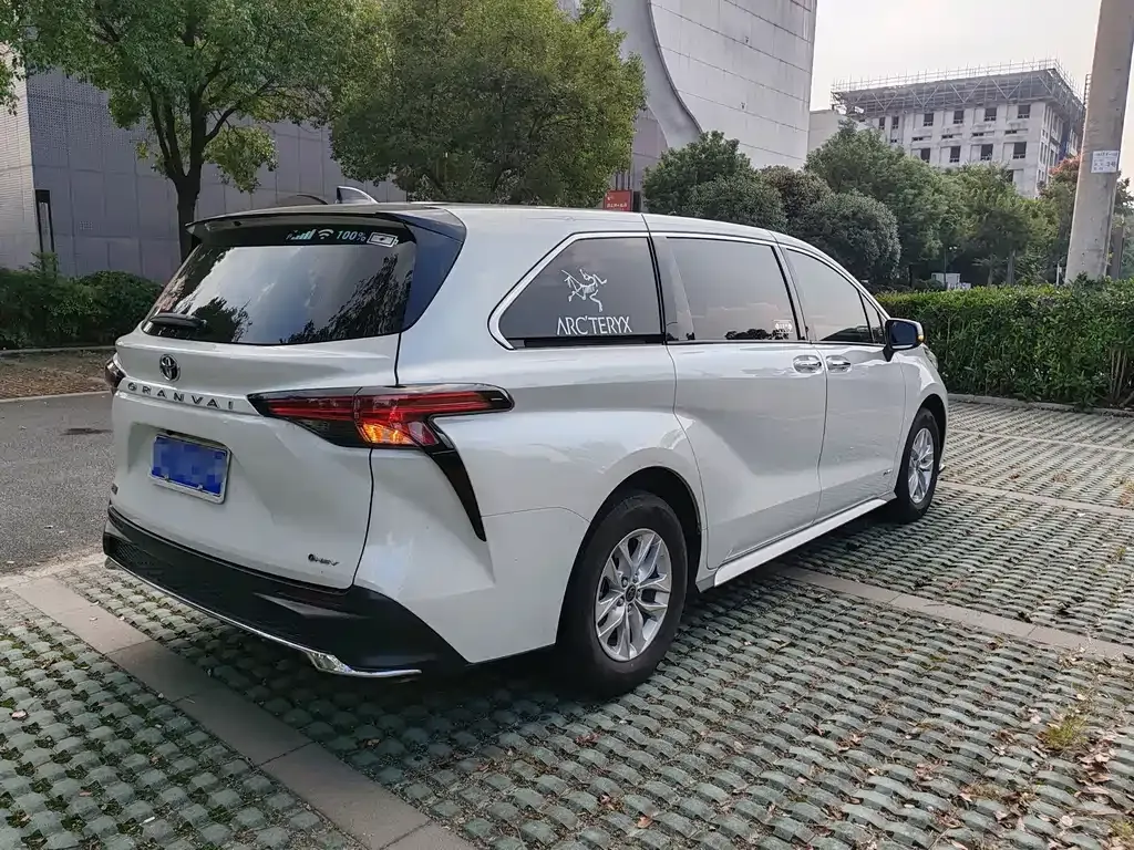 Toyota Granvia — фото 7