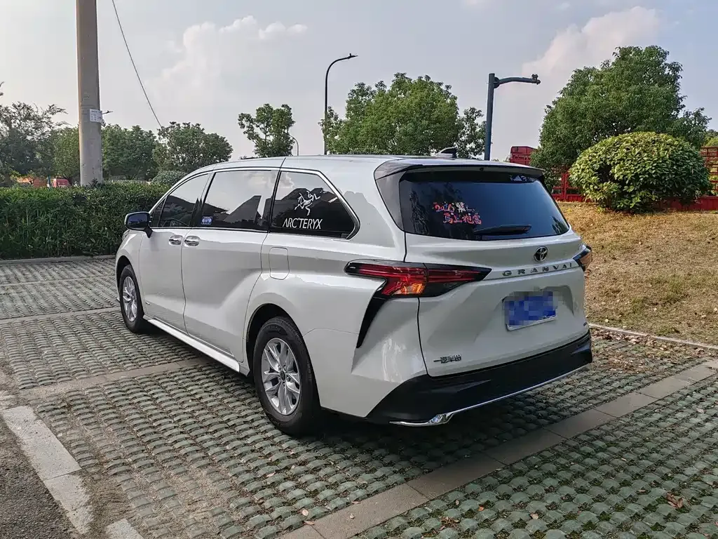 Toyota Granvia — фото 10