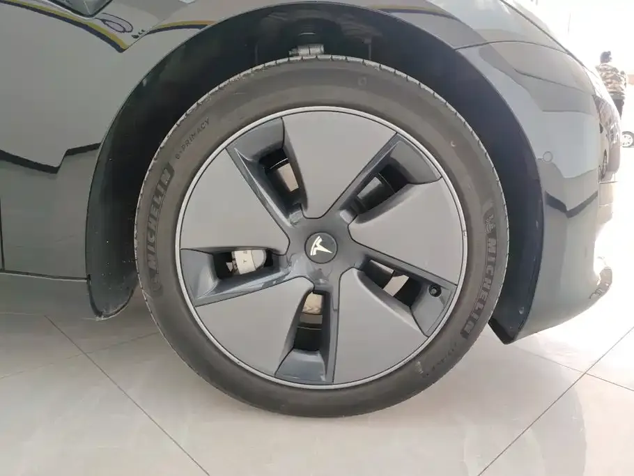 Tesla Model 3 — фото 2