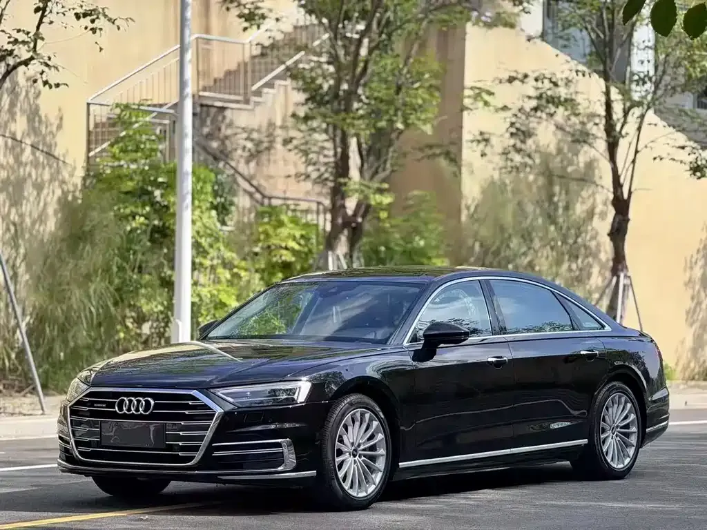 Audi A8 — фото 1