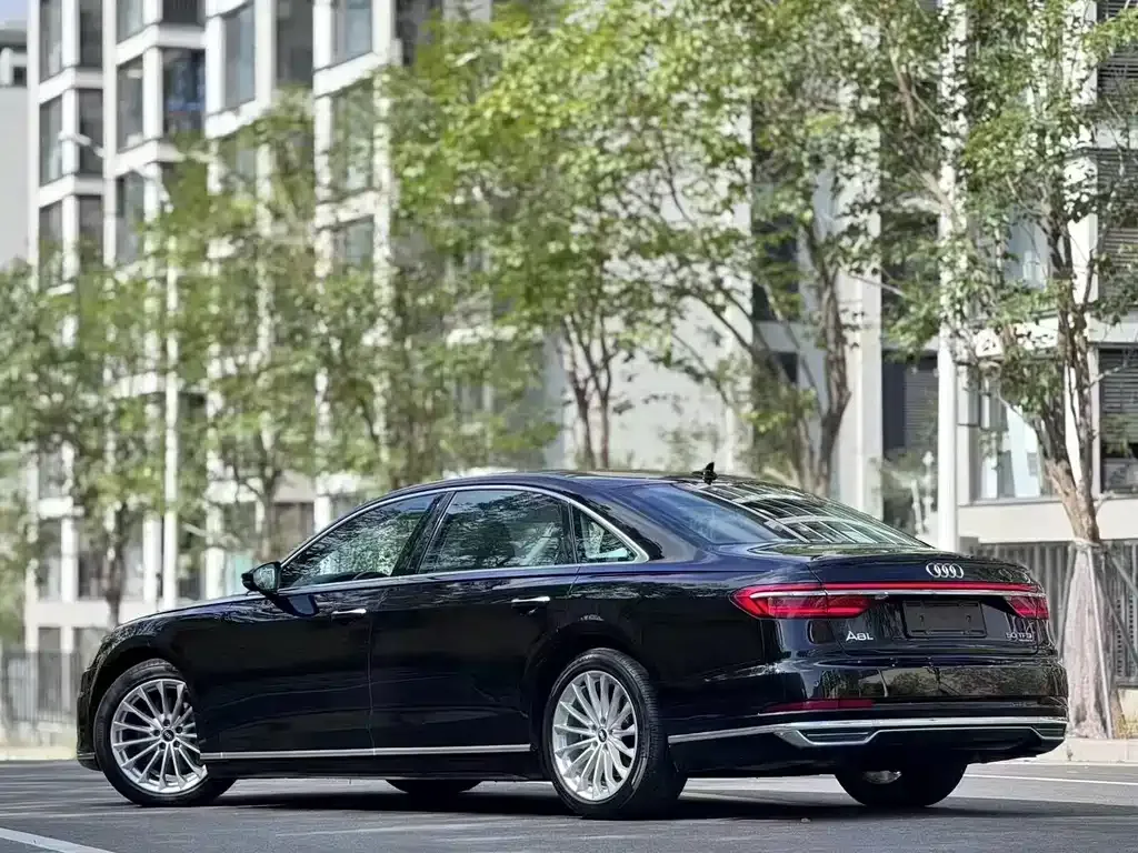 Audi A8 — фото 2