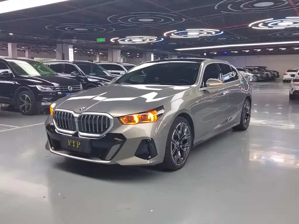 BMW 5 Series — фото 1