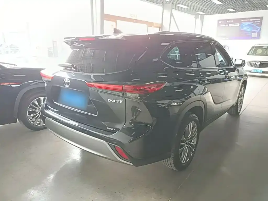 Toyota Highlander — фото 1