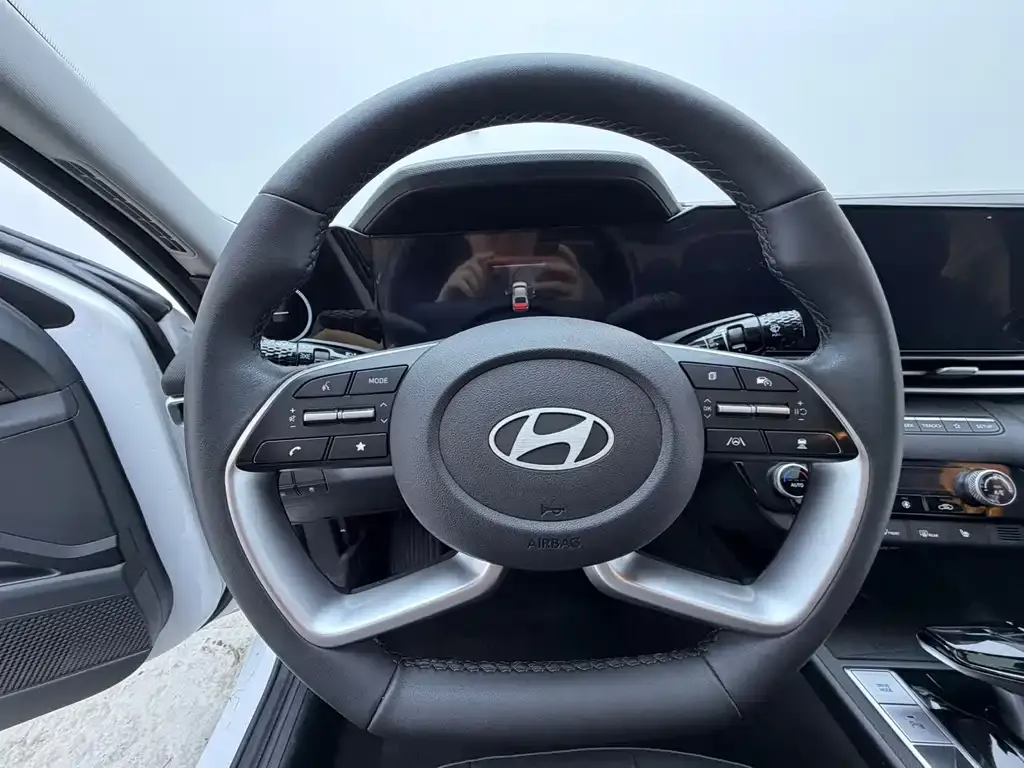 Hyundai Elantra — фото 5
