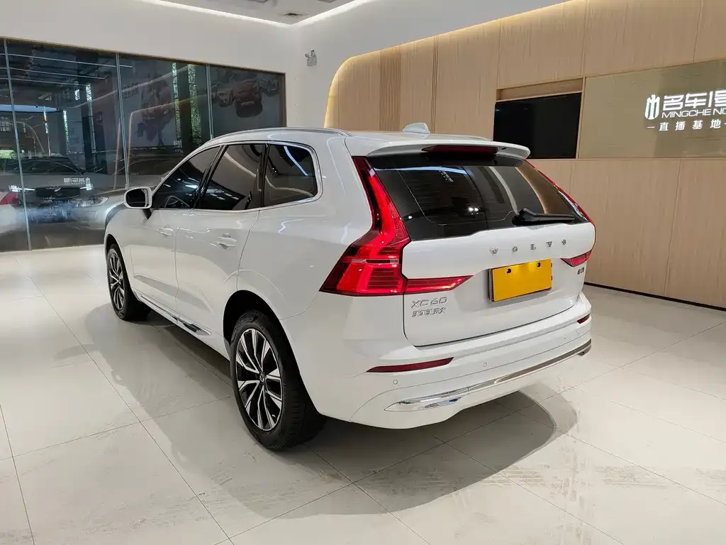 Volvo XC60 — фото 10