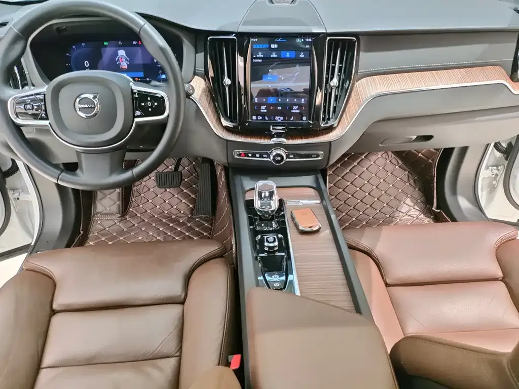 Volvo XC60 — фото 9