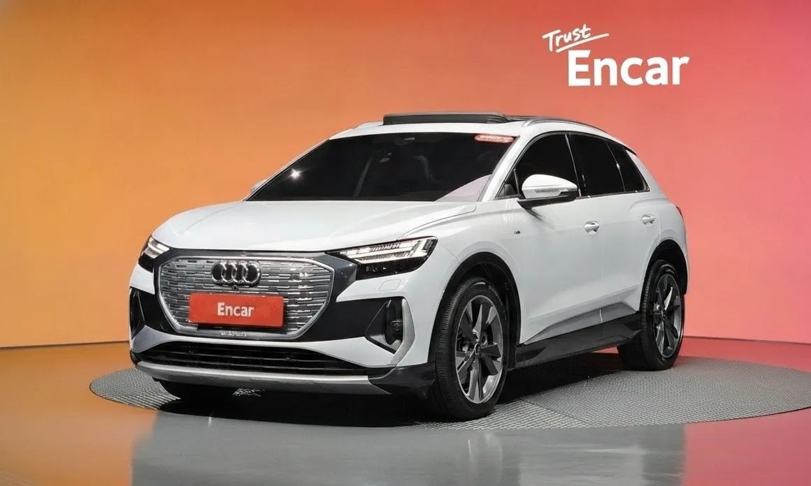 Audi Q4 e-tron — фото 1