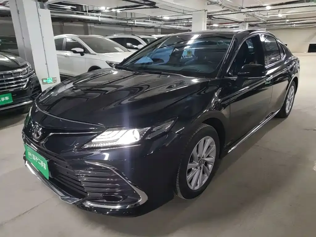 Toyota Camry — фото 1