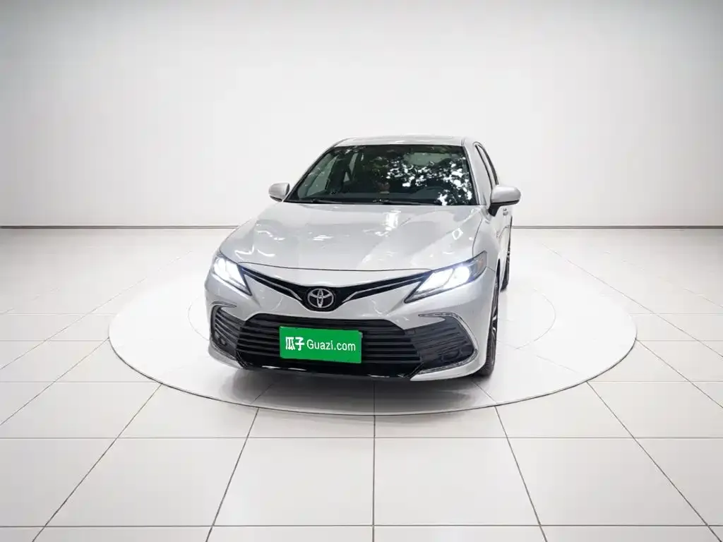 Toyota Camry — фото 1