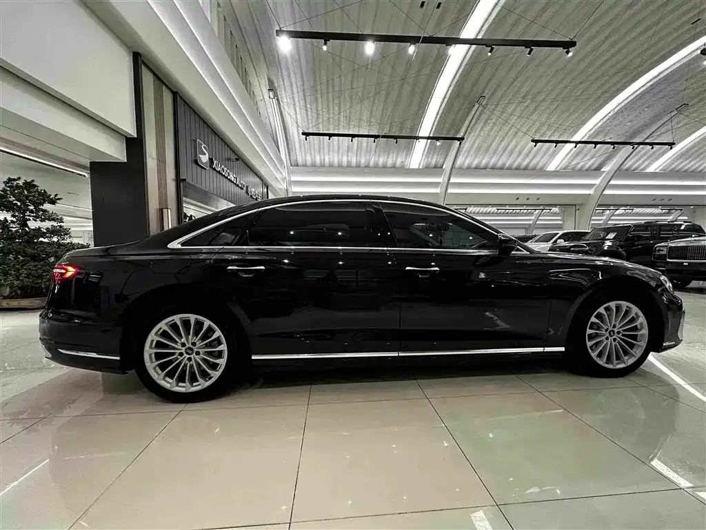 Audi A8 — фото 6