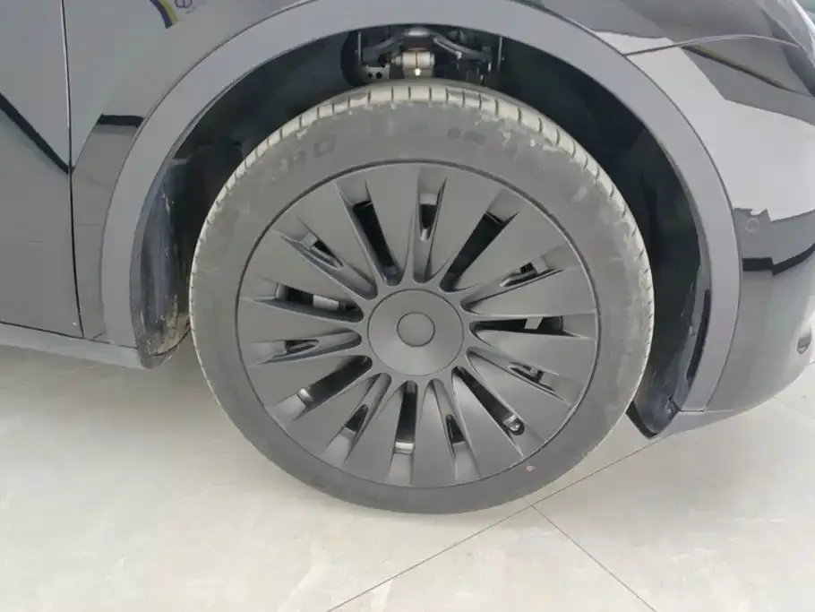 Tesla Model Y — фото 10