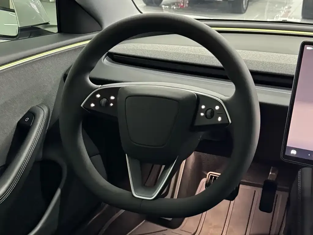Tesla Model 3 — фото 10