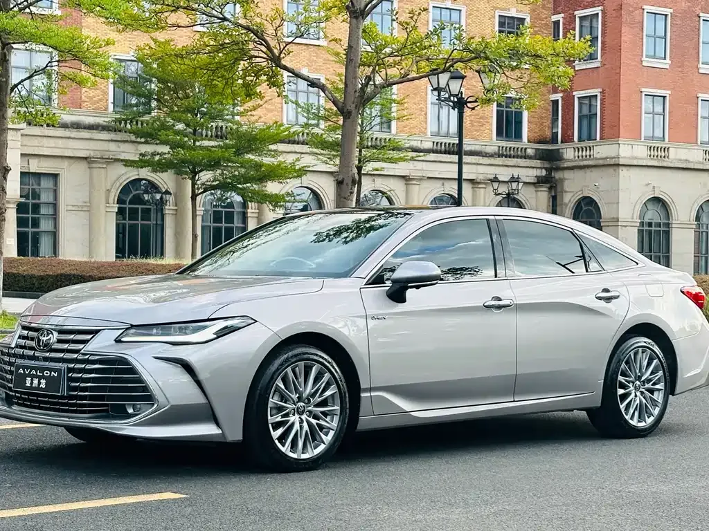 Toyota Avalon — фото 1