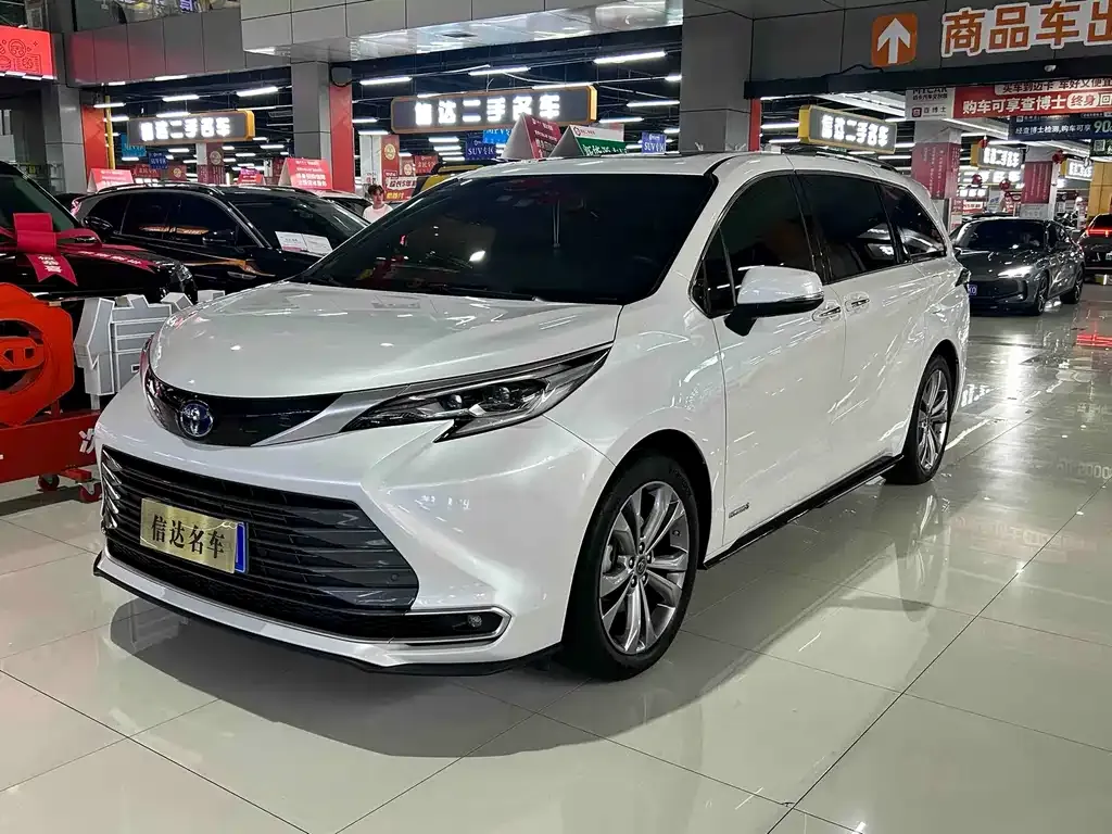 Toyota Sienna — фото 1