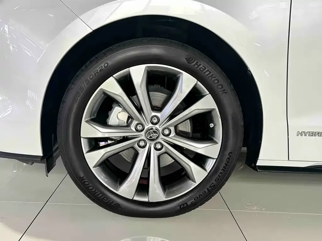 Toyota Sienna — фото 2