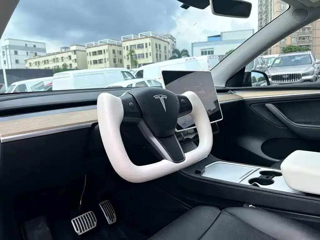 Tesla Model Y — фото 4