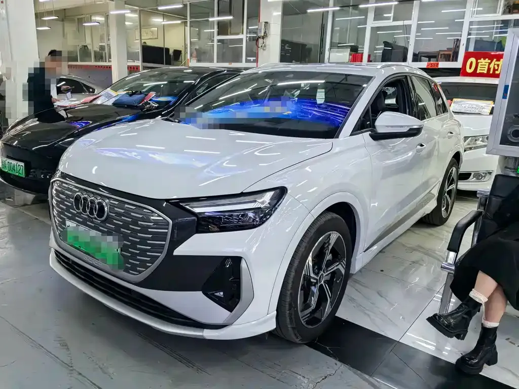 Audi Q4 e-tron — фото 1