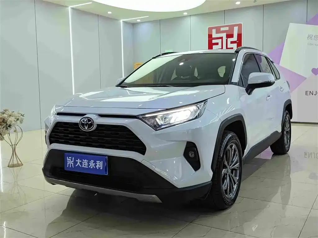 Toyota RAV4 — фото 1