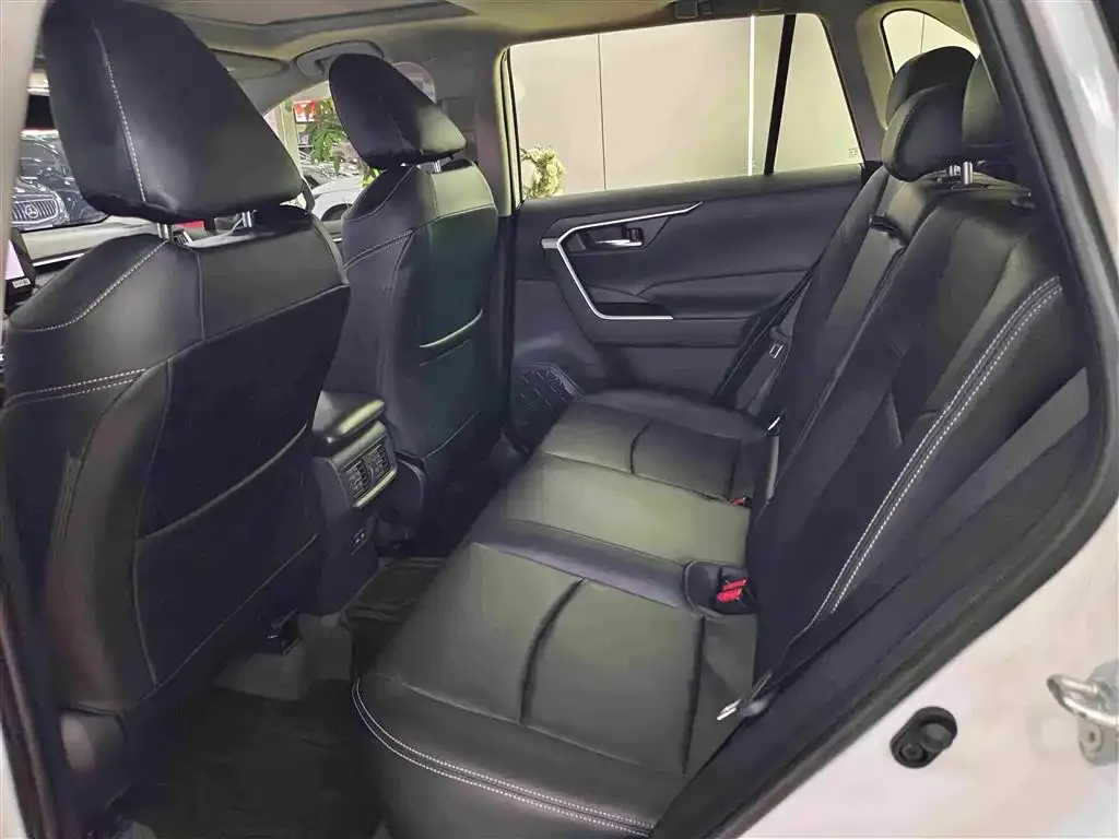 Toyota RAV4 — фото 9